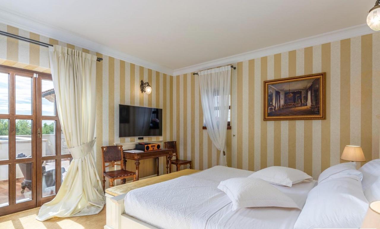 Villa Carolus-Luxurious Istrian Villa Barat  ภายนอก รูปภาพ