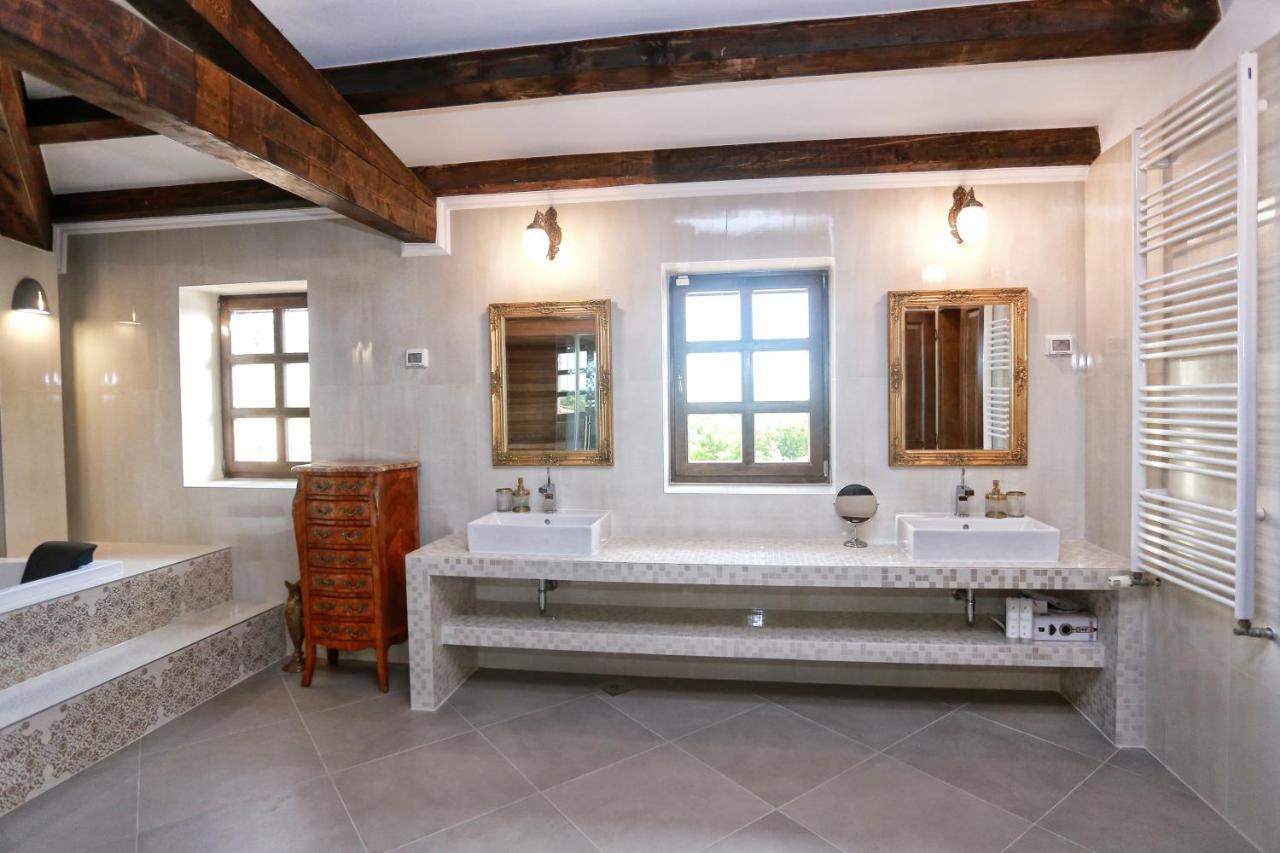 Villa Carolus-Luxurious Istrian Villa Barat  ภายนอก รูปภาพ
